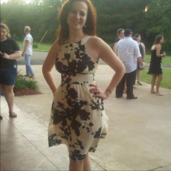 Meet your Poshers, Jess and Jenna! - Picture 3 of 3